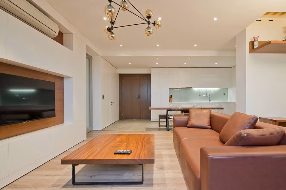 Để giải quyết hạn chế này, nhóm kiến trức sư Idee Architects chọn giải pháp bỏ hết các vách ngăn tường cố định.