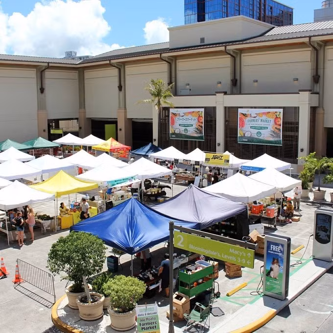 Ala Moana còn tổ chức phiên chợ dành cho nông dân vào mỗi sáng chủ nhật hàng tuần, kéo dài từ 9h sáng đến trưa.