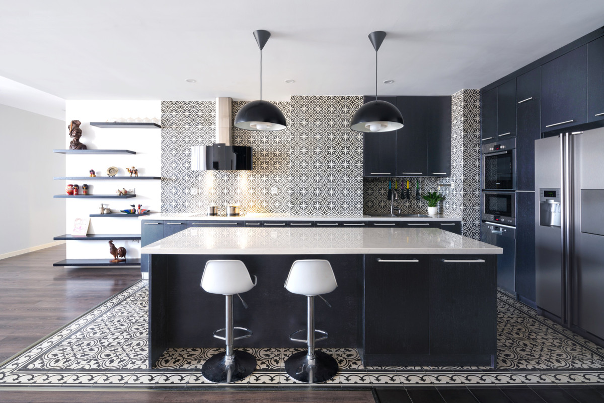 Gạch bông truyền thống được đưa vào khu vực bếp mang đến không gian gần gũi, quen thuộc và sang trọng.