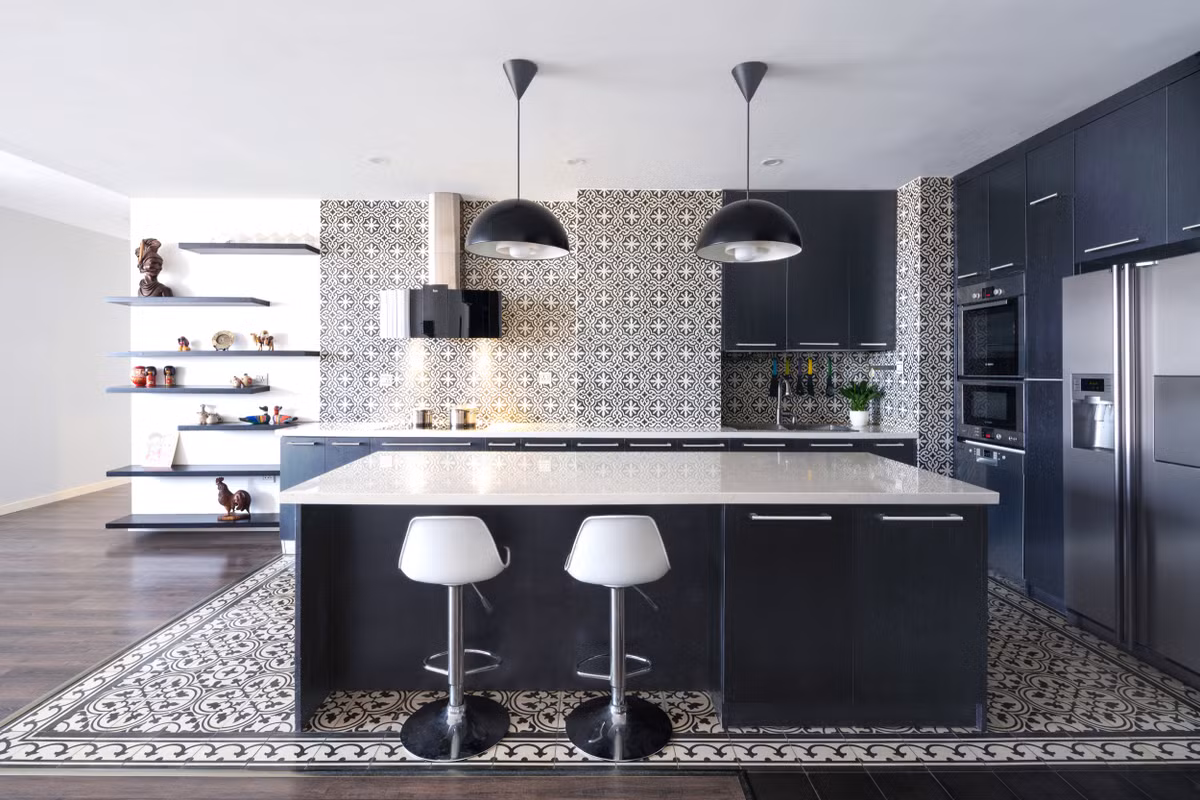 Gạch bông truyền thống được đưa vào khu vực bếp mang đến không gian gần gũi, quen thuộc và sang trọng.