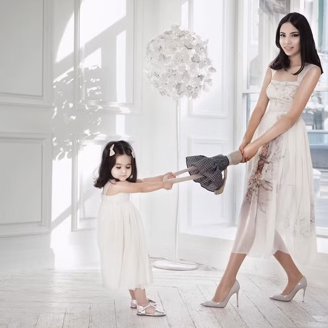 Các mẫu thời trang trẻ em đắt đỏ của cô được lấy cảm hứng từ cô con gái Mariyam 6 tuổi.