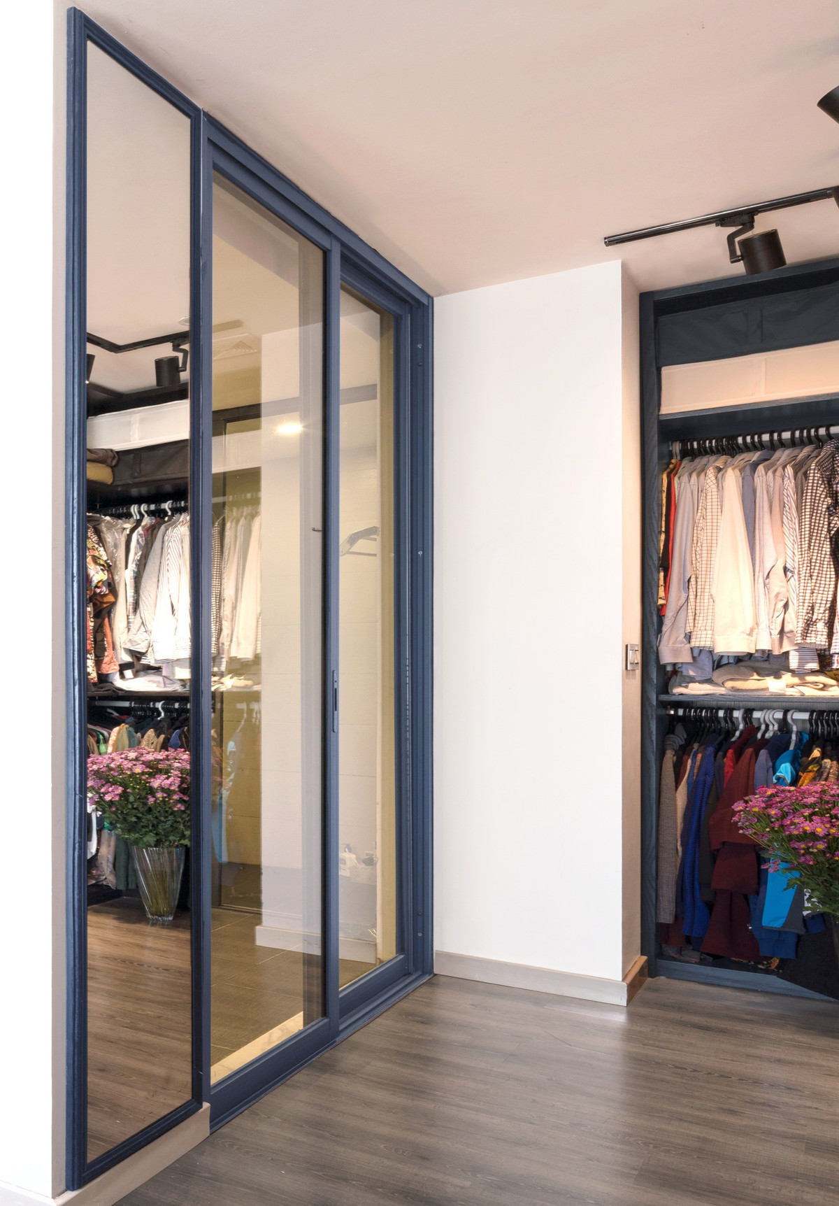 Một phòng tắm được cải tạo thành phòng thay đồ cho phòng ngủ chính. Nguồn ảnh: Triệu Chiến.