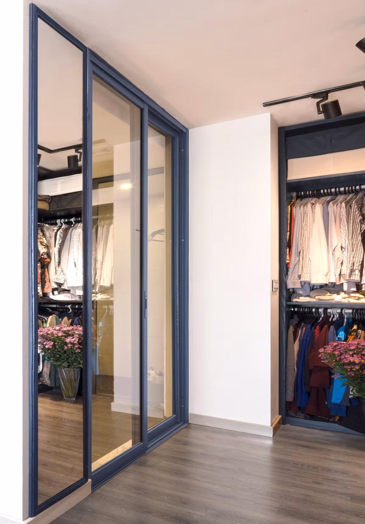 Một phòng tắm được cải tạo thành phòng thay đồ cho phòng ngủ chính. Nguồn ảnh: Triệu Chiến.