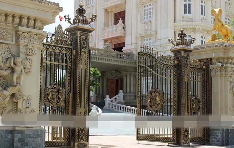 Mẫu cổng nhôm đúc với họa tiết tinh xảo dành cho siêu biệt thự. Ảnh: Khonggiandep.