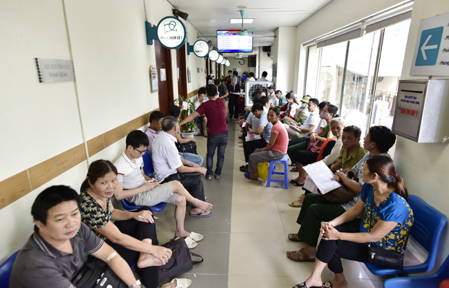 Hàng ngày, viện Huyết học - Truyền máu Trung ương tiếp đón hàng nghìn lượt bệnh nhân. Có những ngày, số lượng người ngồi kín hành lang các phòng để khám chữa bệnh.