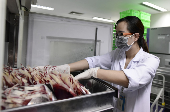 ThS. DS. Võ Thị Diễm Hà - Trưởng khoa Điều chế các thành phần máu chia sẻ, mỗi chế phẩm máu sẽ được bảo quản ở một nhiệt độ khác nhau: Hồng cầu từ 2 - 6 độ C, huyết tương thấp hơn -25 độ C. Ngay khi các thành phần máu được điều chế xong sẽ được đưa vào bảo quản ngay trong nhiệt độ tiêu chuẩn.