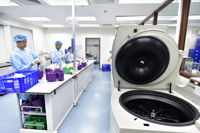 Ban đầu, các túi máu được cho vào máy ly tâm để xử lý. Hiện, có hơn 10 máy hoạt động hết công suất để đáp ứng nhu cầu ngày càng lớn của người bệnh.