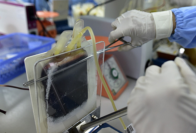 Tại các bộ phận kỹ thuật, các chuyên viên sẽ dùng kẹp để ép máu, rồi tách các thành phần máu thành nhiều chế phẩm khác nhau.