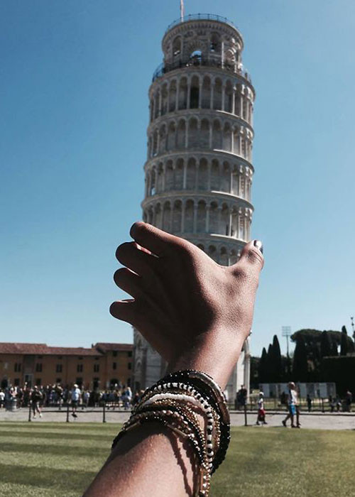 Nắm gọn trong lòng bàn tay.