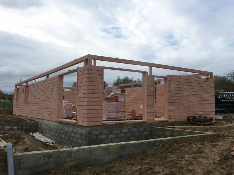 Loại gạch gỗ sinh thái này có hiệu suất tiêu thụ năng lượng thấp và phù hợp trong mọi loại hình thời tiết. Ảnh: GoodsHomeDesign.