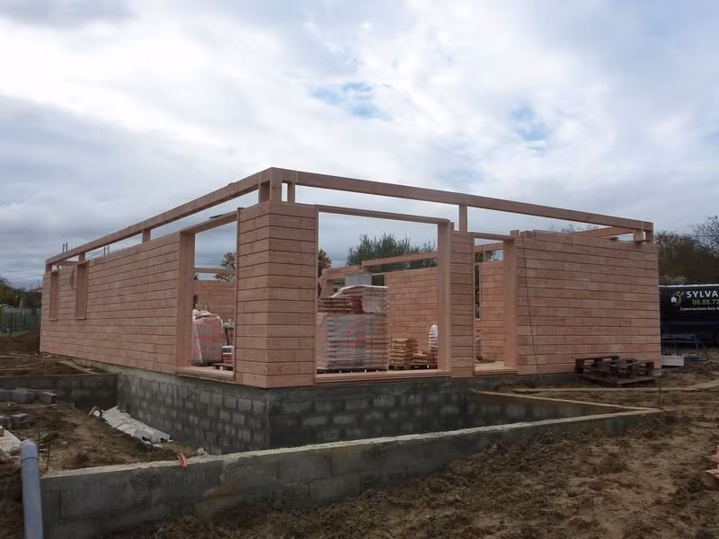 Loại gạch gỗ sinh thái này có hiệu suất tiêu thụ năng lượng thấp và phù hợp trong mọi loại hình thời tiết. Ảnh: GoodsHomeDesign.