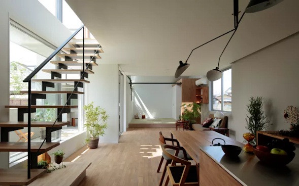 Cầu thang xương cá nhưng biến tấu với kết cấu zic-zắc sẽ gọn gàng hơn rất nhiều. Bậc thang hở giúp ánh sáng xuyên vào, giúp không gian nhà thoáng và có cảm giác rộng rãi. Ảnh: Homify.