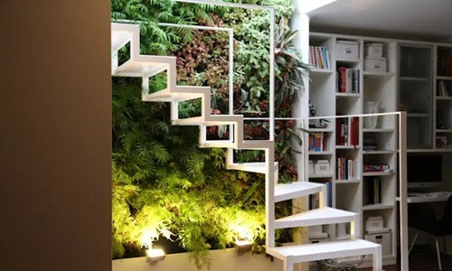 Cầu thang kim loại tích hợp ba yếu tố trong một: vườn treo, cầu thang và kệ sách. Ảnh: Homify.