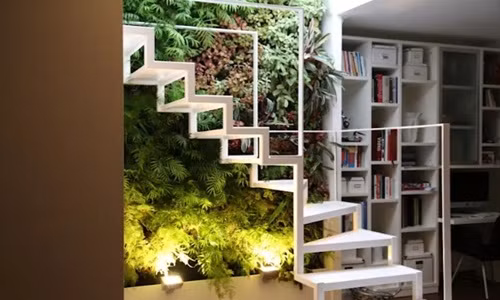 Cầu thang kim loại tích hợp ba yếu tố trong một: vườn treo, cầu thang và kệ sách. Ảnh: Homify.