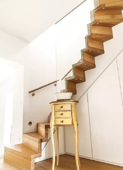 Có thể gọi đây là mẫu cầu thang siêu hẹp với diện tích tối đa chừng nửa mét vuông. Ảnh: Homify.