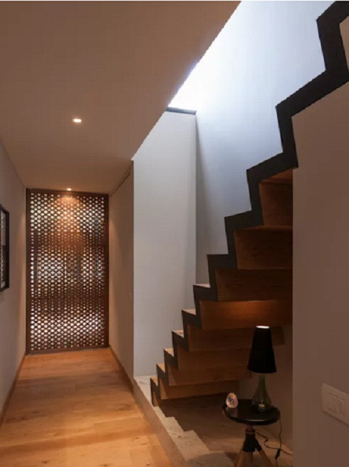 Màu sắc và thiết kế mảnh mai của loại cầu thang này luôn ghi điểm với khách bất chấp diện tích nhà chật. Ảnh: Homify.
