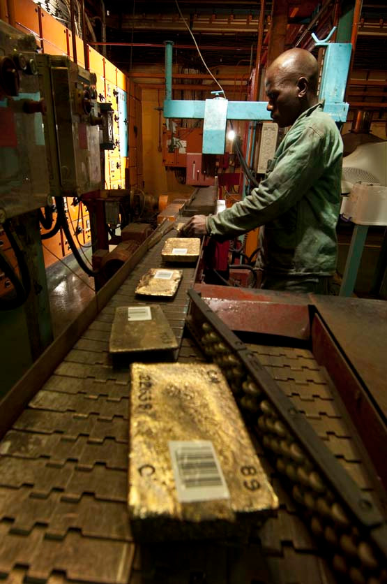 Tiếp theo vàng được băng tải đưa đến một trạm cân. Ảnh: Rand Refinery.