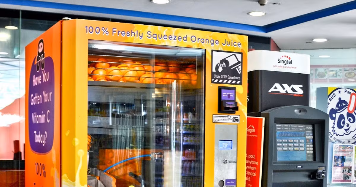 Tại một số khu vực ở Singapore, nhu cầu bổ sung vitamin C cho cơ thể của khách có thể giải quyết ngay nhờ máy bán nước cam vắt tự động. Ảnh: Entree Kibbles.