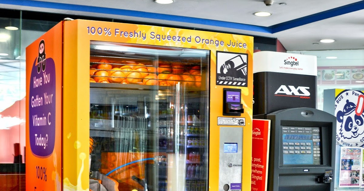 Tại một số khu vực ở Singapore, nhu cầu bổ sung vitamin C cho cơ thể của khách có thể giải quyết ngay nhờ máy bán nước cam vắt tự động. Ảnh: Entree Kibbles.