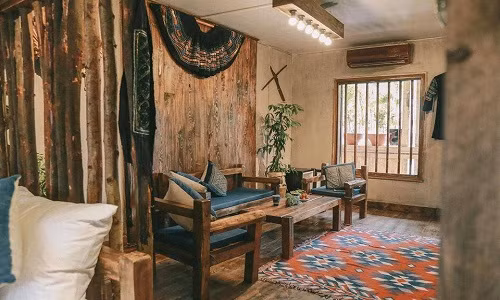 Nằm trên tầng 4 khu tập thể C4 Giảng Võ, căn hộ Rùa’s House gây ấn tượng khi mang hơi thở của miền sơn cước Sapa giữ lòng Hà Nội.