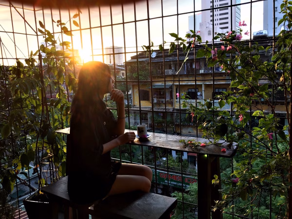 Ban công với tầm nhìn rộng là nơi lý tưởng để thưởng trà, đọc sách.