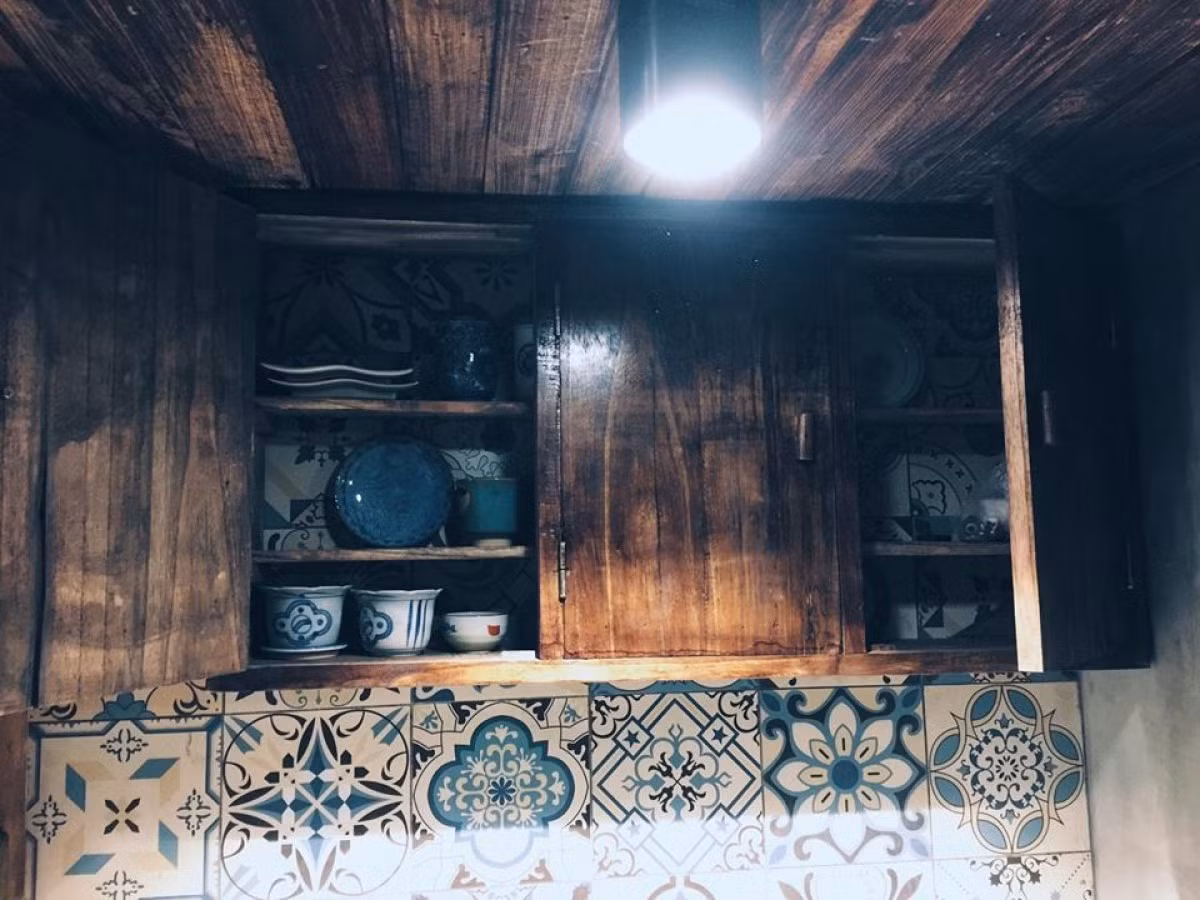 Nhà bếp đơn giản với đồ gốm sứ.