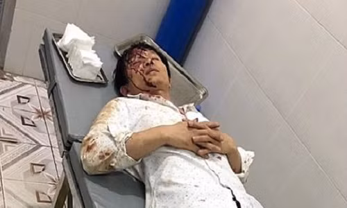 Anh Đ.V.O bị "con nợ" đánh trọng thương được đưa đi cấp cứu tại bệnh viện