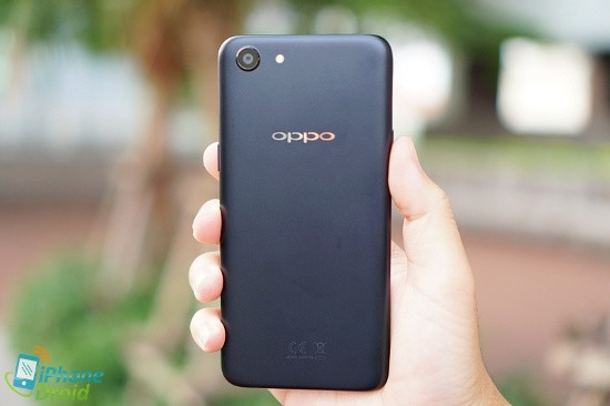 Một thiếu sót khác khiến cho Oppo A83 thua kém các đối thủ ở trên đó là thiếu hẳn cảm biến vân tay, mặc dù máy vẫn hỗ trợ chức năng mở khóa bằng khuôn mặt nhưng vẫn chưa thực sự hiệu quả như sử dụng cảm biến vân tay truyền thống.