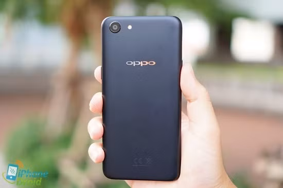 Một thiếu sót khác khiến cho Oppo A83 thua kém các đối thủ ở trên đó là thiếu hẳn cảm biến vân tay, mặc dù máy vẫn hỗ trợ chức năng mở khóa bằng khuôn mặt nhưng vẫn chưa thực sự hiệu quả như sử dụng cảm biến vân tay truyền thống.