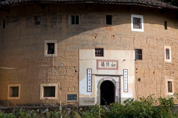 Các cửa sổ làm bằng gỗ dày 5-6cm, gia cố bằng thép chắc chắn. Ảnh: News.