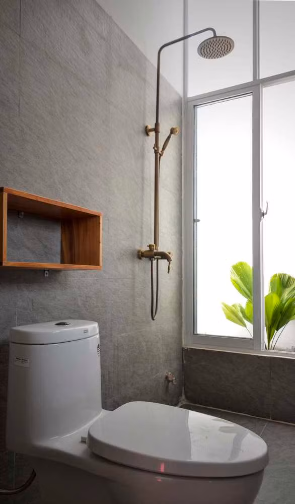 Phòng tắm thiết kế mở giúp không gian thoáng hơn.