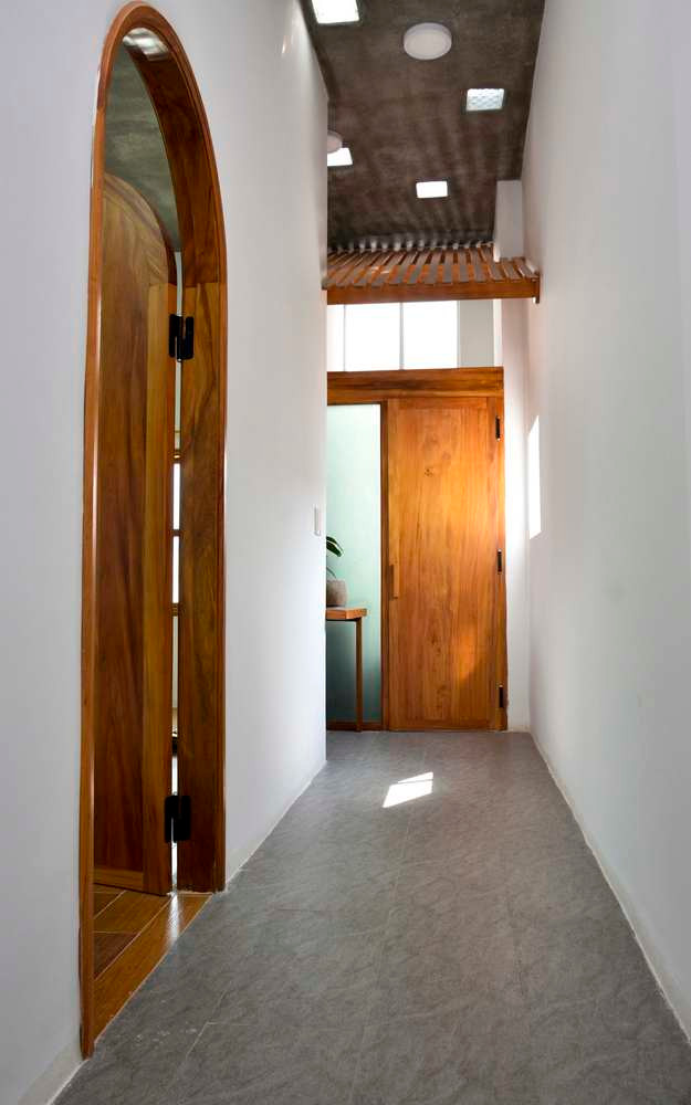 Nắng và cây xanh dường như là yếu tố chủ đạo trong ngôi nhà phố.