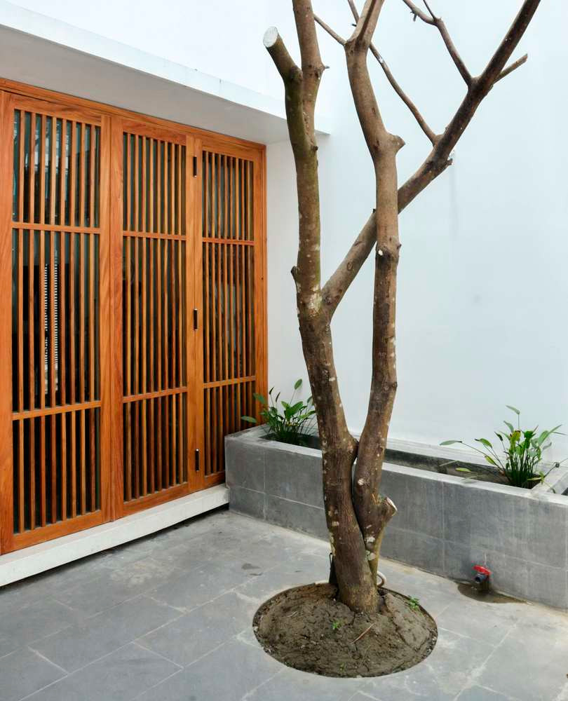 Dành một diện tích nhỏ phía trước để làm sân, ngôi nhà 3 tầng trở nên tách biệt với đường phố.