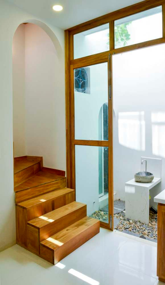 Cầu thang gỗ đón ánh nắng lung linh.