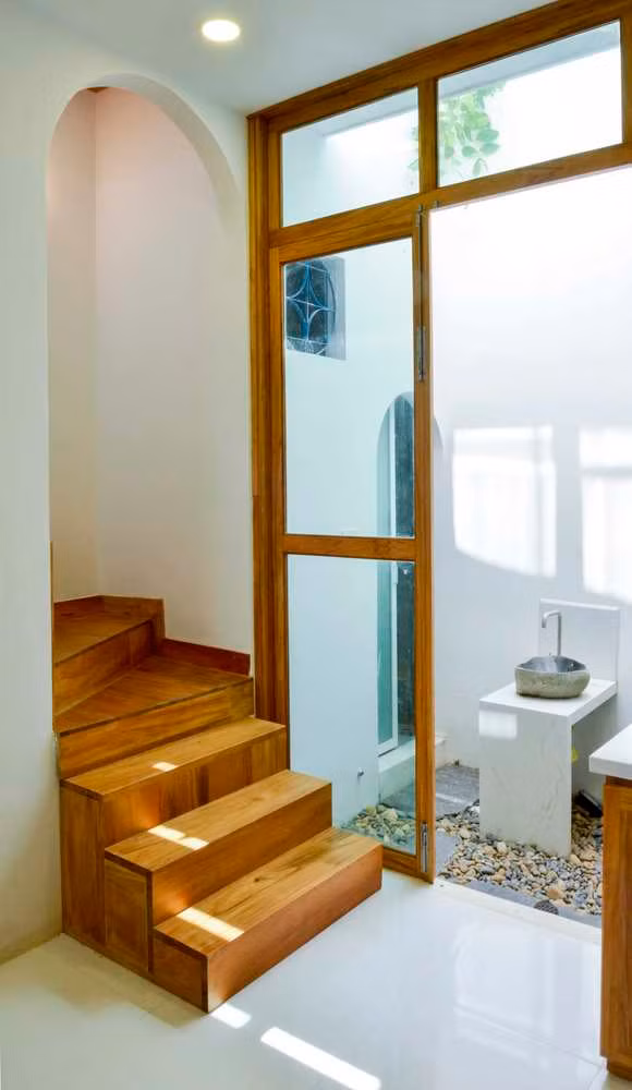 Cầu thang gỗ đón ánh nắng lung linh.