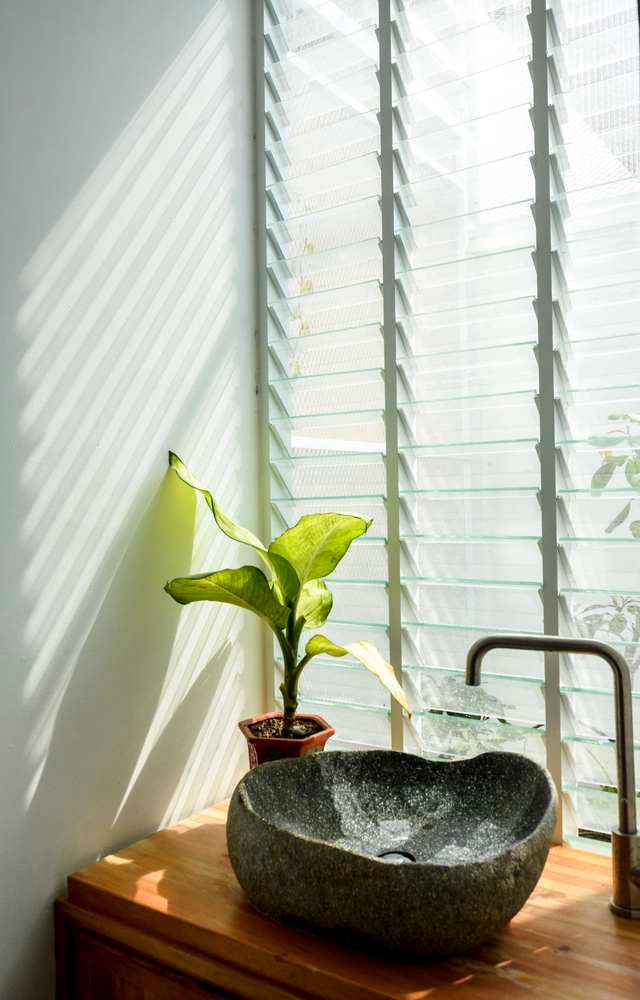 Bồn rửa tay bằng đá mộc mạc.