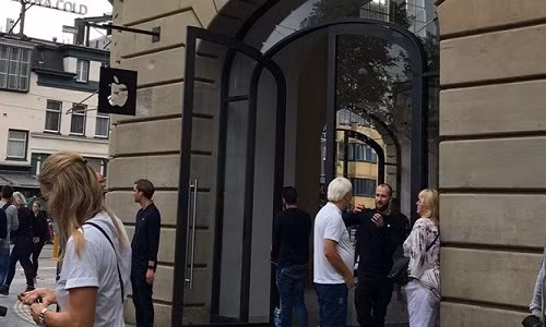 Pin iPad phat no tai Apple Store Amsterdam khien 3 nguoi bi thuong