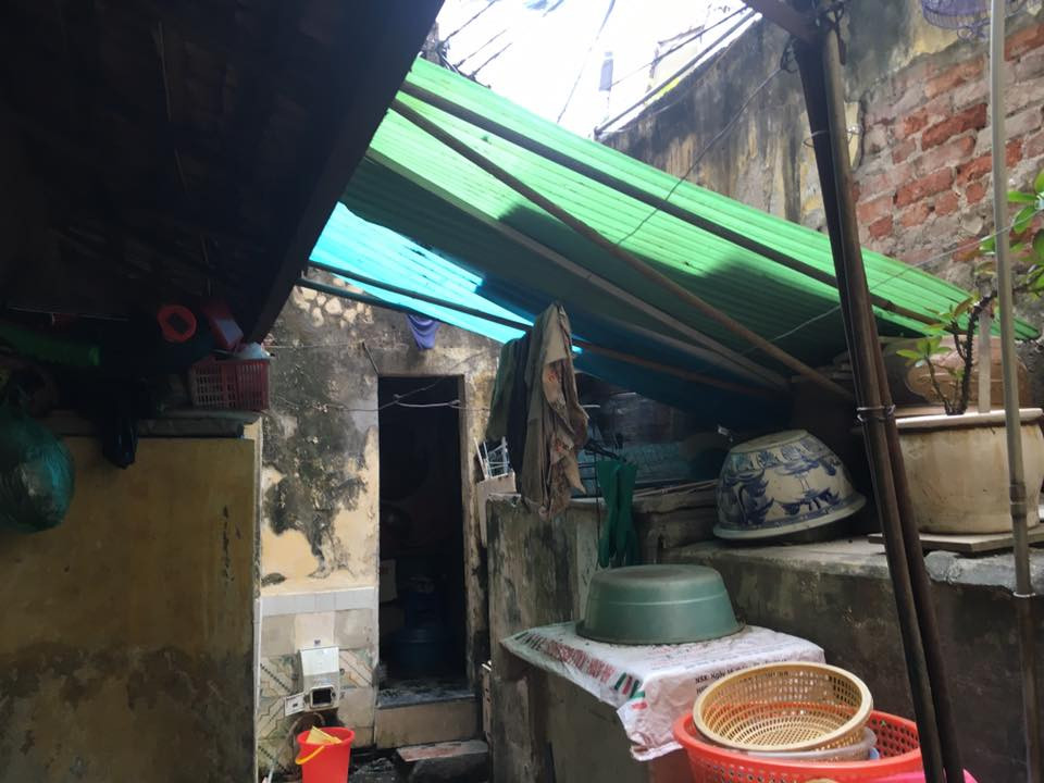 Phòng vệ sinh cũ kỹ, tạm bợ bên trong ngôi biệt thự. Ảnh: Vietnamnet.