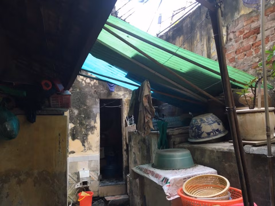 Phòng vệ sinh cũ kỹ, tạm bợ bên trong ngôi biệt thự. Ảnh: Vietnamnet.