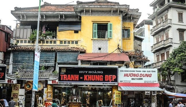 Căn biệt thự cổ số 65 Nguyễn Thái Học (Ba Đình, Hà Nội) được xây dựng từ những năm 1930, là nơi sinh sống của 5 hộ gia đình với hơn 20 nhân khẩu, chủ yếu là giới văn nghệ sĩ, trí thức Hà Nội. Ảnh: Saostar.