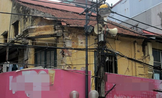 Một căn biệt thự cổ trên phố Hàng Đường có phần tường bị vỡ nham nhở, ngói xô lệch, có thể rơi xuống bất cứ lúc nào. Ảnh: VOV.