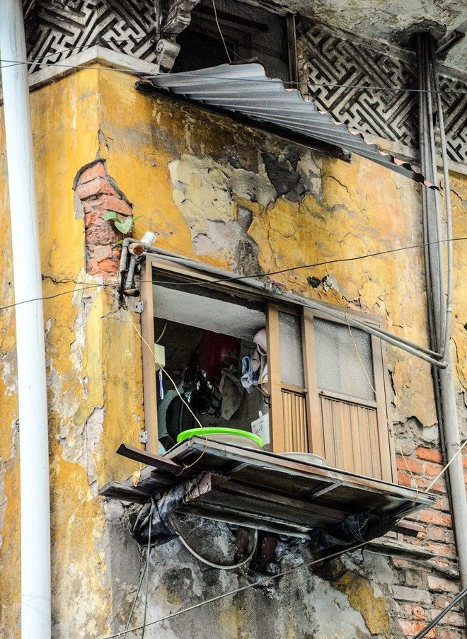 Biệt thự bao gồm 1 khối nhà 3 tầng, kết cấu tường gạch chịu lực dày 35cm, mái dựng trên hệ thống vì kèo, xà gồ bằng gỗ, lợp ngói, trần vôi rơm. Ảnh: Saostar.