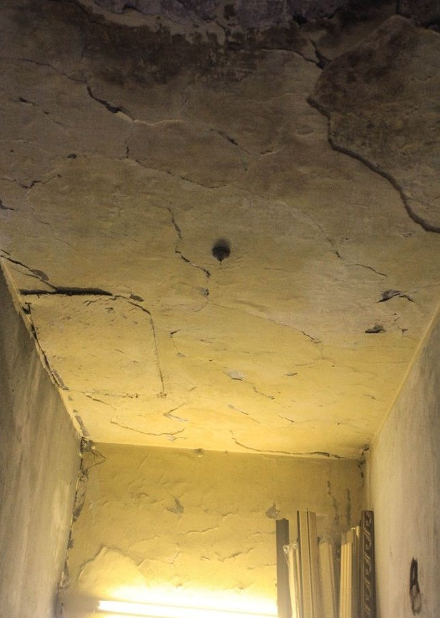 Vết tường nứt đáng sợ. Ảnh: Saostar.