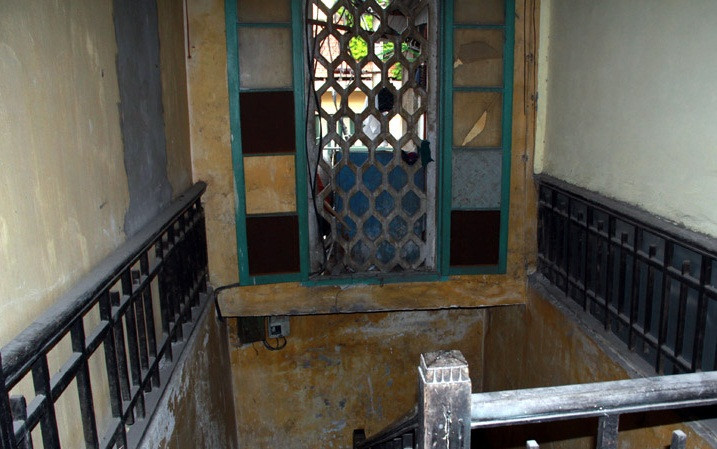 Sau nhiều năm sử dụng, ngôi nhà đang có dấu hiệu xuống cấp. Ảnh: Vietnamnet.