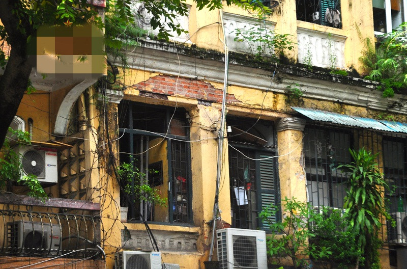 Biệt thự cũ xây từ thời Pháp trên phố Tràng Phi có dấu hiệu xuống cấp trầm trọng. Ảnh: Antt.