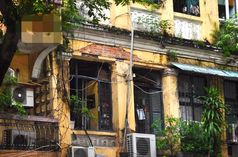 Biệt thự cũ xây từ thời Pháp trên phố Tràng Phi có dấu hiệu xuống cấp trầm trọng. Ảnh: Antt.