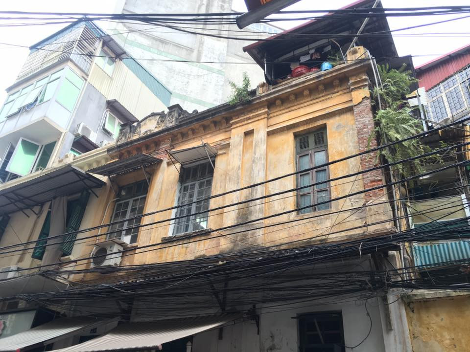 Một căn biệt thự cổ ở phố Hội Vũ (Hoàn Kiếm, Hà Nội) xây dựng từ thời Pháp thuộc thường xuyên bị thấm dột vào mùa mưa. Ảnh: Vietnamnet.