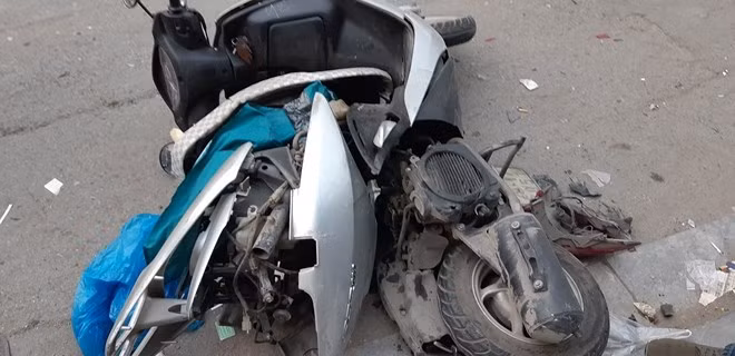 Một xe máy bị cán nát