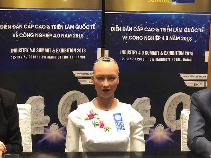Được tạo ra bởi David Hanson, CEO của công ty Hanson Robotics, Sophia được kỳ vọng có thể phục vụ nhiều lĩnh vực trong cuộc sống như chăm sóc sức khỏe, dịch vụ khách hàng hay giáo dục. Ảnh: Dân Việt.
