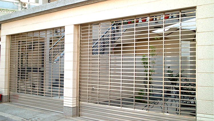 Cửa cuốn làm cửa cổng, vừa thuận tiện vừa đẹp và vừa an toàn. Ảnh: Dailycuacuon.